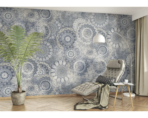 Woonkamer met mandala behang, fauteuil en kamerplant