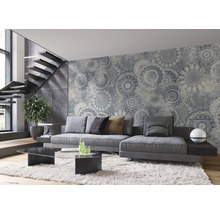 Woonkamer met behang met mandala patroon, bank en trap