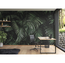 Kantoor met fotobehang met palmmotief, bureau en bureaustoel.
