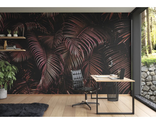 Kantoor met palmboom behang, bureau en bureaustoel