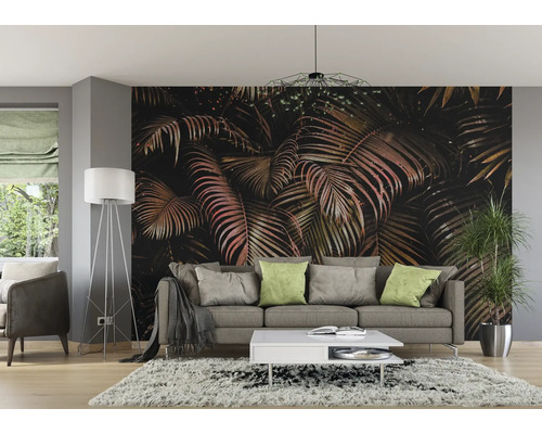 Woonkamer met bank, tafel, staande lamp en fotobehang met palmmotief