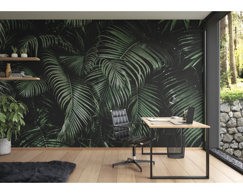 Werkkamer met fotobehang met palmmotief, bureau en bureaustoel