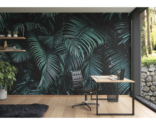 Kantoor met een fotobehang met tropische palmbladeren, een bureau, een bureaustoel en planken