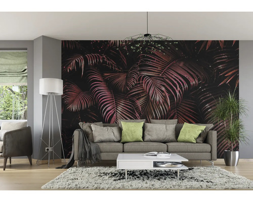 Woonkamer met bank, salontafel, vloerlamp en fotobehang met palmmotief