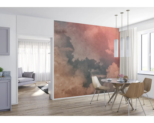 Lichte ruimte met wolkenbehang, eettafel en stoelen.