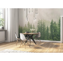 Eetkamer met houten tafel, stoelen en fotobehang met bosmotief