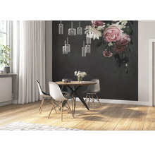 Eetkamer met eettafel, stoelen, behang met bloemenpatroon en hanglampen