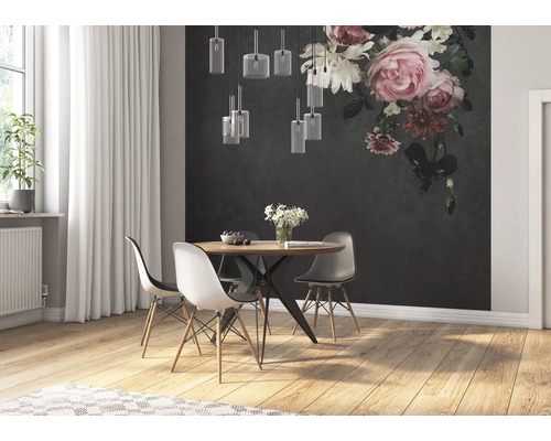 Eetkamer met eettafel, stoelen, behang met bloemenpatroon en hanglampen