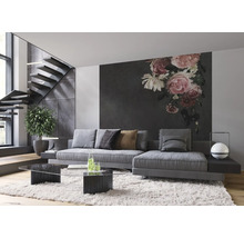 Woonkamer met bank, salontafel, trap en bloemenbehang voor een stijlvol interieur