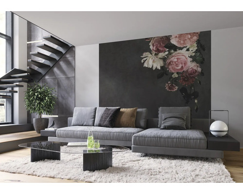 Woonkamer met bank, salontafel, trap en bloemenbehang voor een stijlvol interieur