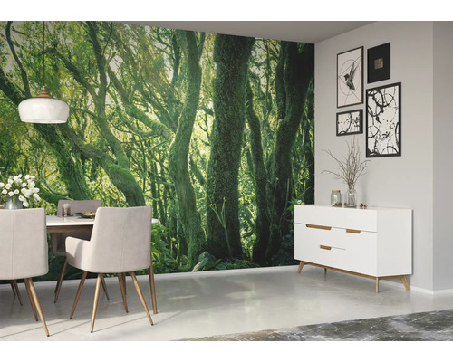 Lichte eetkamer met bosbehang, eettafel, stoelen en dressoir voor een natuurlijke woonsfeer.