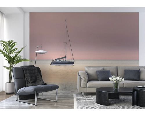 Woonkamer met fotobehang van een zeilboot op zee
