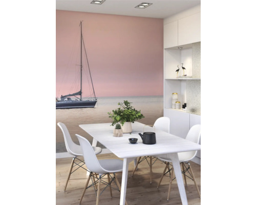 Eetkamer met fotobehang met zeilbootmotief, eettafel en stoelen