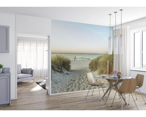Woonkamer met fotobehang strandmotief, eettafel en stoelen