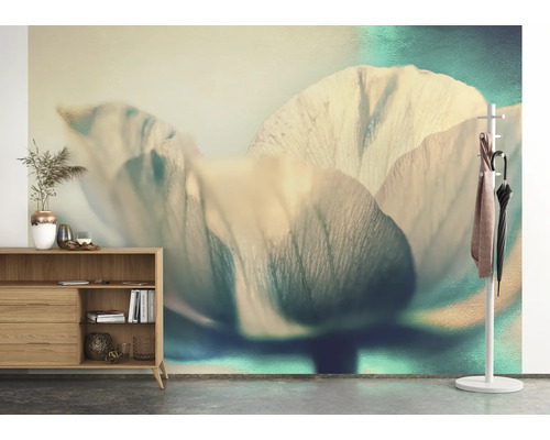 Kameroverzicht met dressoir, kapstok en fotobehang met bloemmotief