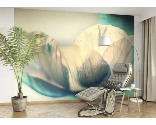 Woonkamer met fotobehang van een bloemmotief, ligstoel en kamerplant