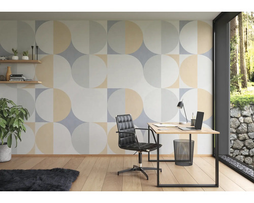 Moderne werkkamer met geometrisch behang, bureau en bureaustoel