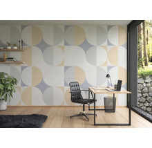 Moderne studeerkamer met geometrisch behang, bureau en bureaustoel.