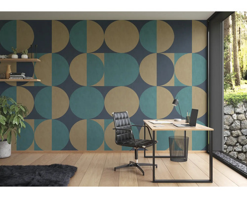 Kantoor met bureau, bureaustoel en wand met geometrisch behang