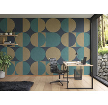 Moderne werkkamer met bureau, bureaustoel en geometrisch behang