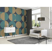 Woonkamer met patroonbehang, fauteuil, tapijt en ladekast