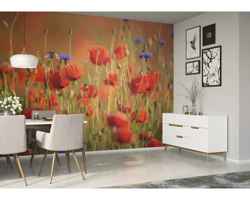 Eetkamer met behang van klaprozen en witte commode