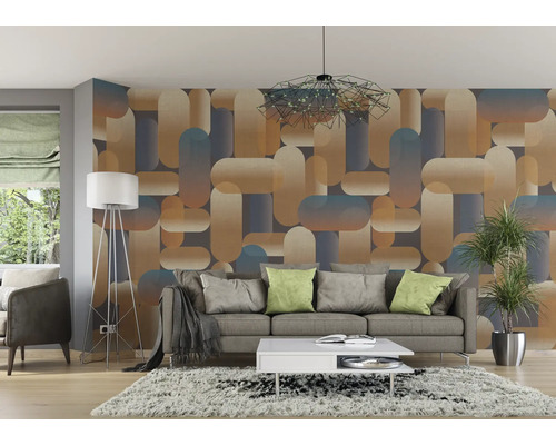 Woonkamer met bank, vloerkleed, staande lamp en behang met motief