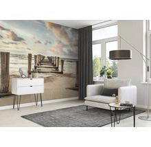 Woonkamer met fotobehang, fauteuil en bijzettafel
