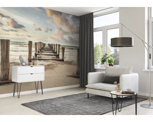 Woonkamer met fotobehang, fauteuil en bijzettafel