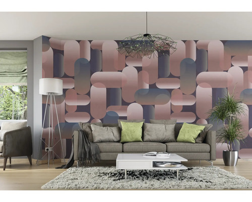 Woonkamer met bank, salontafel, vloerlamp en geometrisch behang.