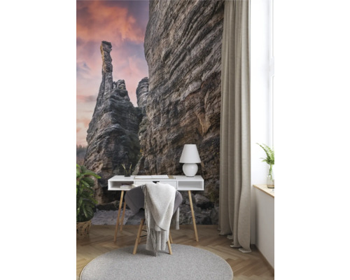 Scene met een bureau voor een fotobehang met rotsformaties.