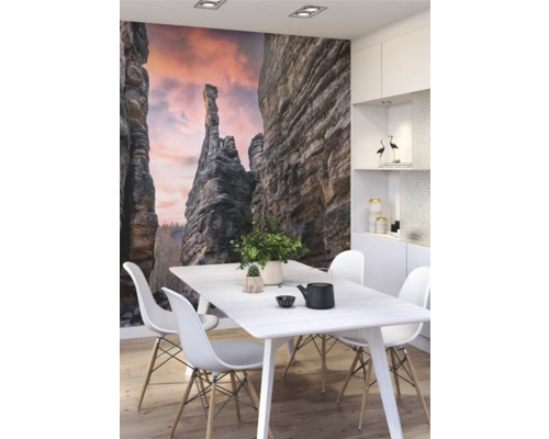 Eetkamer met fotobehang van een rotsformatie