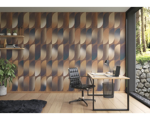 Kantoor met bureau, bureaustoel en behang met patroon