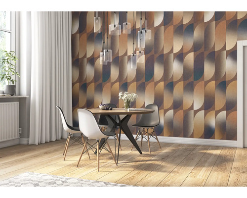 Eetkamer met patroonbehang, eettafel en stoelen