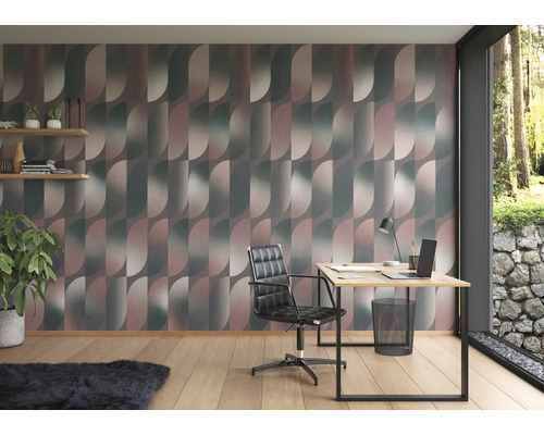 Kantoor met patroonbehang, bureau en bureaustoel voor een moderne werkomgeving