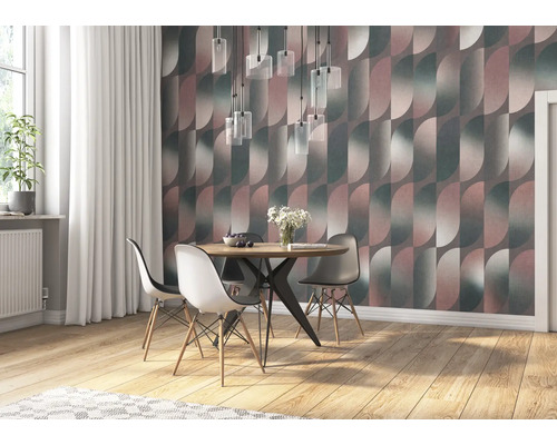 Eetkamer met patroonbehang, eettafel en stoelen onder een hanglamp