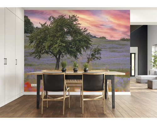 Wanddecoratie met een boomlandschap in een lichte, moderne eetkamer