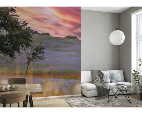 Woonkamer met fotobehang van een landschap met een bloeiende weide en bomen
