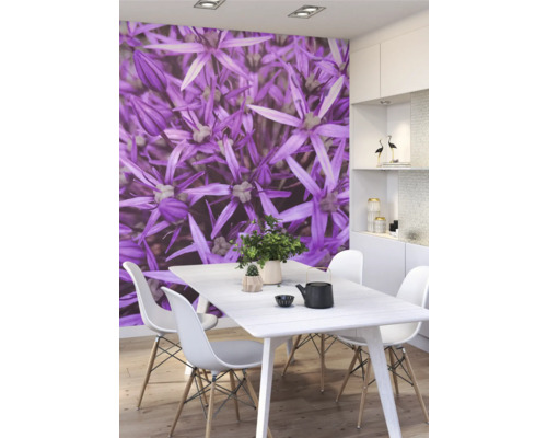 Eetkamer met fotobehang met bloemenmotief, eettafel en stoelen.