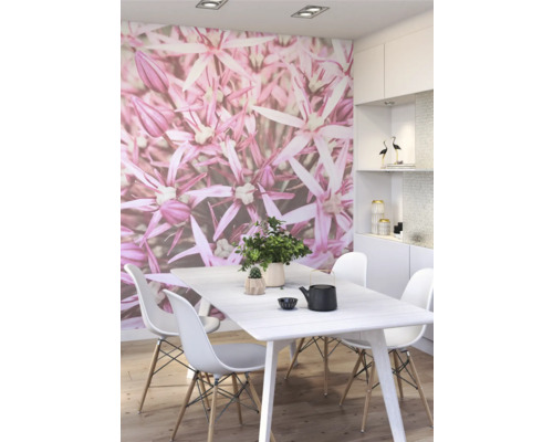 Lichte eetkamer met eettafel, stoelen en een fotobehang met bloemmotief.