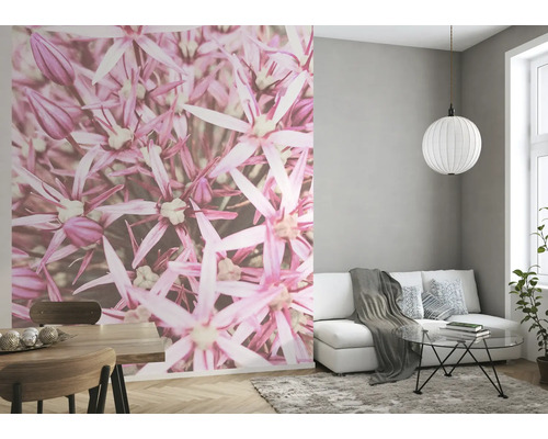 Woonkamer met eettafel, bank, lamp en fotobehang met bloemmotief