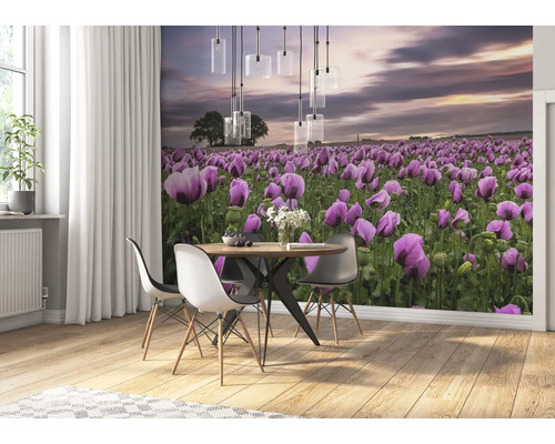 Woonkamer met behang van een klaprozenveld, eettafel en stoelen