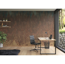 Lichte werkkamer met bureau, bureaustoel en decoratief wandbehang