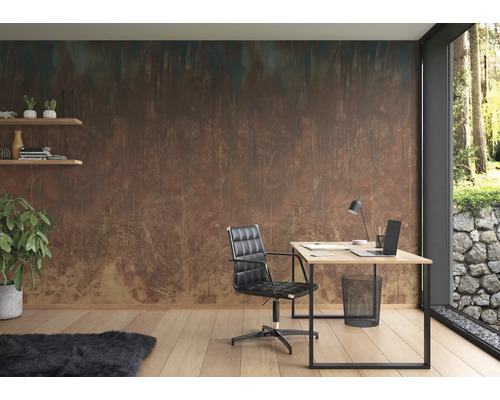 Lichte werkkamer met bureau, bureaustoel en decoratief wandbehang