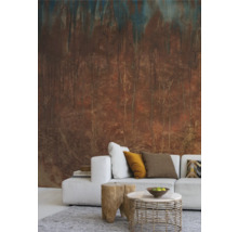 Woonkamer met patroonbehang, witte bank, houten kruk en tafel