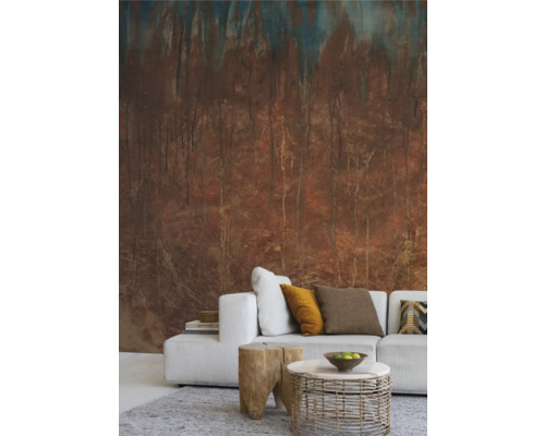 Woonkamer met patroonbehang, bank, salontafel en vloerkleed