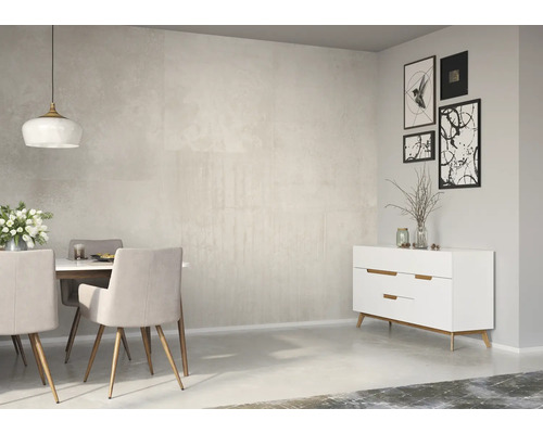 Lichte eetkamer met eettafel, stoelen en dressoir tegen een subtiele wand