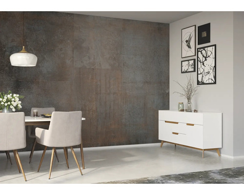 Eetkamer met eettafel, stoelen en dressoir voor een muur met tegels in steenlook