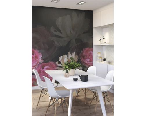 Eetkamer met eettafel, stoelen en fotobehang met bloemenmotief