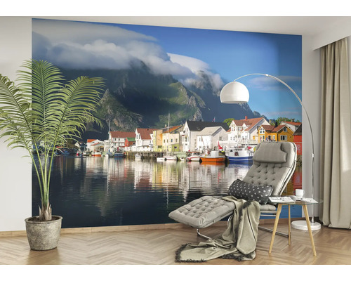 Wanddecoratie met kustlandschap, huizen en bergen op de achtergrond